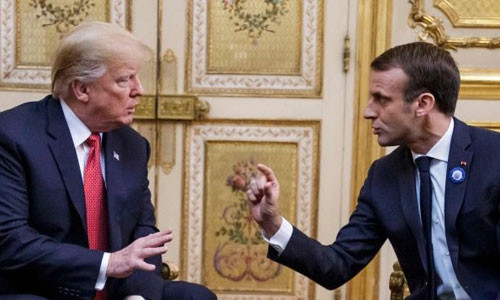 Trump (trái) trao đổi với Tổng thống Pháp Macron tại Paris hôm 10/11. Ảnh: Reuters.