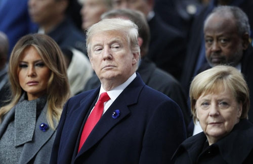 Thủ tướng Đức Angela Merkel (phải) đứng cạnh vợ chồng Trump trong lễ kỷ niệm 100 năm ngày kết thúc Thế chiến I ở Paris. Ảnh: AFP.