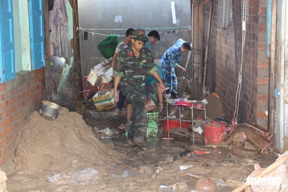 Quân đội dồn sức cứu người bị nạn trong sạt lở tại Nha Trang - Ảnh 3.