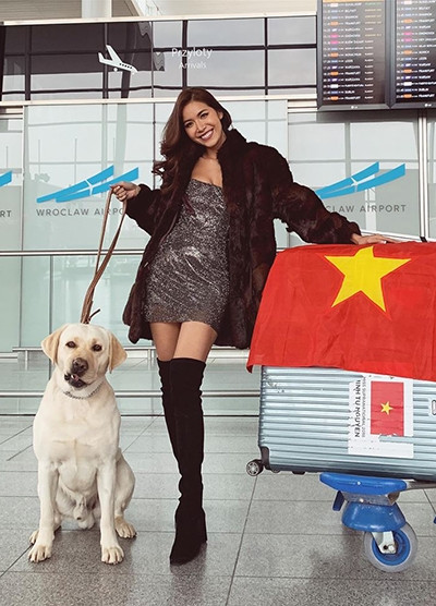 Ở sân bay, Minh Tú vui vẻ chụp ảnh cùng một chú chó lạ. Siêu mẫu là người yêu động vật. Cô thường xuyên chia sẻ ảnh của chó cưng lên Instagram. 