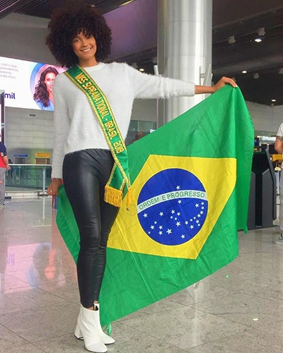 Đại diện Brazil - Bárbara Reis - cao 1,8 mét. 