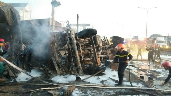 Cháy xe bồn chở xăng, 6 người chết, 19 ngôi nhà cháy rụi - Ảnh 4.