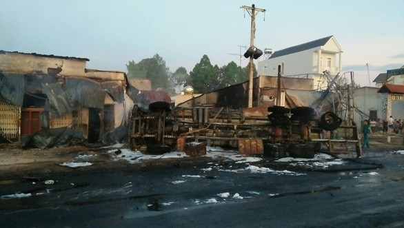 Cháy xe bồn chở xăng, 6 người chết, 19 ngôi nhà cháy rụi - Ảnh 5.