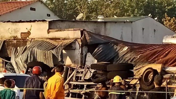 Cháy xe bồn chở xăng, 6 người chết, 19 ngôi nhà cháy rụi - Ảnh 6.
