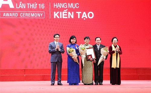 Phó Thủ tướng Vũ Đức Đam (bìa trái) và nguyên Phó Chủ tịch nước Nguyễn Thị Doan (bìa phải) trao giải thưởng Kiến tạo cho tác giả ba công trình nghiên cứu. Ảnh: H. Nhung.