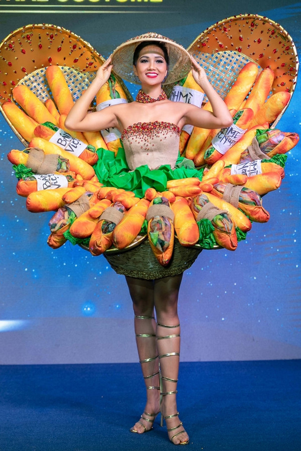 HHen Niê sẽ mang đến Miss Universe tại Thái Lan bộ trang phục ổ bánh mì của nhà thiết kế trẻ Phạm Phước Điền. Hình ảnh bộ trang phục đầy cảm hứng ẩm thực này thu hút sự chú ý của độc giả khắp thế giới khi được đăng tải trên các diễn đàn sắc đẹp.