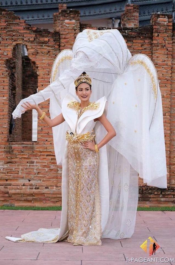 Quốc phục của Hoa hậu Hoàn vũ Thái Lan cũng không kém phần ấn tượng với mô hình voi trắng phía sau.