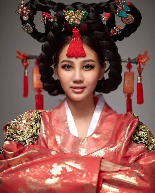 Trang phục lộng lẫy của Hoa hậu Hàn Quốc.