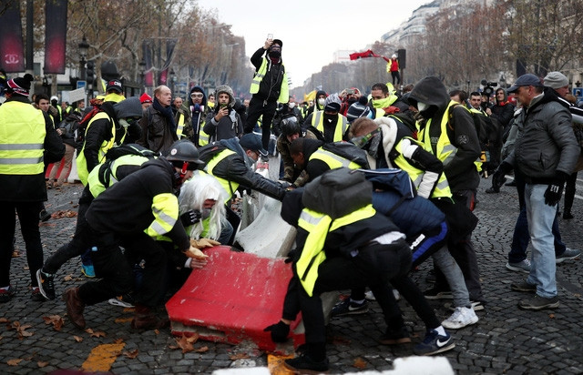 Áo vàng bạo loạn đối đầu cảnh sát ở Paris - Ảnh 4.