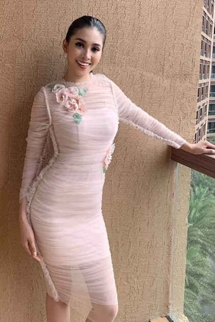 Hoa hậu Việt Nam 2018 chọn váy xuyên thấu gam màu tươi sáng để thêm phần rạng rỡ.  Đa số những thiết kế cô chọn đều có tông màu hồng pastel mà cô yêu thích. 