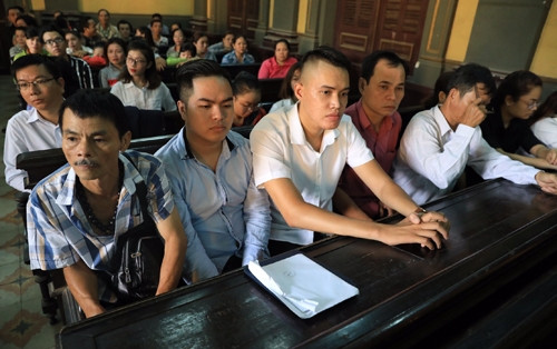 Ông Trần Văn Hoàng (hàng đầu, bên trái) và hàng chục hiệp sĩ tham dự phiên tòa. Ảnh: Hữu Khoa.