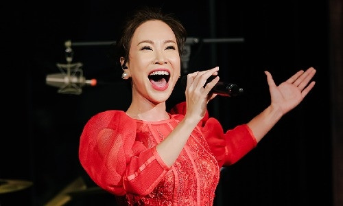 Ca sĩ Uyên Linh. 
