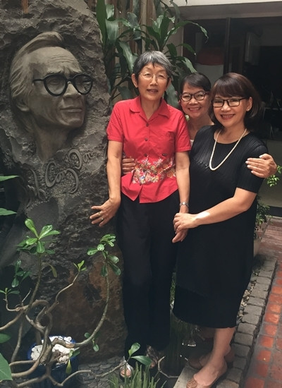 Michiko Yoshii bên tượng khắc chân dung Trịnh Công Sơn.