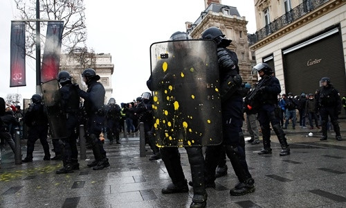 Cảnh sát chống bạo động Pháp. Ảnh: Sky News.