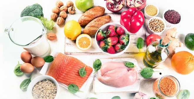 Chế độ ăn uống giàu vitamin, khoáng chất... góp phần phòng ngừa đột quỵ lúc giao mùa. Ảnh: Shutterstock.