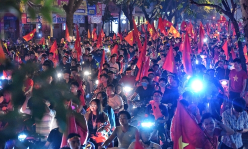 Người hâm hộ đổ ra phố trung tâm Hà Nội ăn mừng chiến thắng trận bán kết của tuyển Việt Nam vào tối 6/12, khiến nhiều tuyến đường bị ùn ứ. Ảnh: Giang Huy