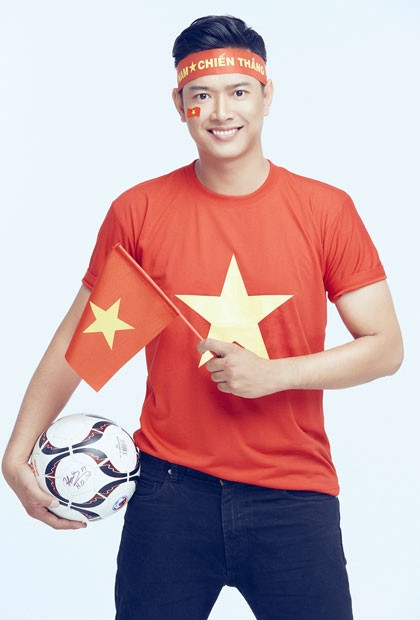 Người mẫu Hồ Đức Vĩnh là thành viên câu lạc bộ bóng đá nghệ sĩ ở TP HCM. Anh cũng lên kế hoạch thực hiện bộ ảnh cổ động cho đội nước nhà. Anh tạo dáng với quả bóng có chữ ký của đội trưởng Quang Hải.