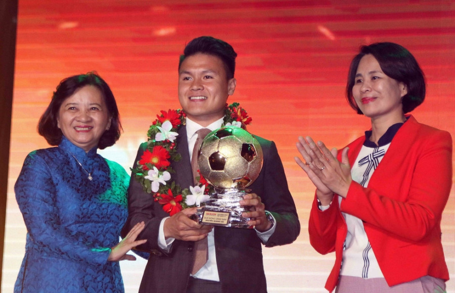 Quang Hải giành Quả bóng vàng Việt Nam 2018 - Ảnh 1.