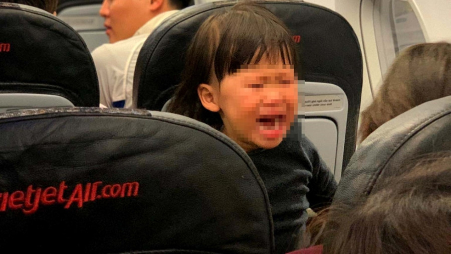 Một em bé trên máy bay khóc thét vì hoảng loạn khi máy bay gặp sự cố trên không /// Ảnh do hành khách trên chuyến bay cung cấp