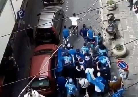 Các hooligan đụng độ nhau trên phố