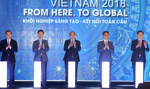 Thủ tướng Nguyễn Xuân Phúc và các đại biểu nhấn nút khai mạc Ngày hội Khởi nghiệp đổi mới sáng tạo quốc gia 2018. Ảnh: Thống Nhất.