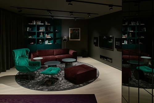 Những chiếc ghế xanh - đỏ tạo điểm nhấn về màu sắc trong không gian phòng khách. Ảnh: Designboom.