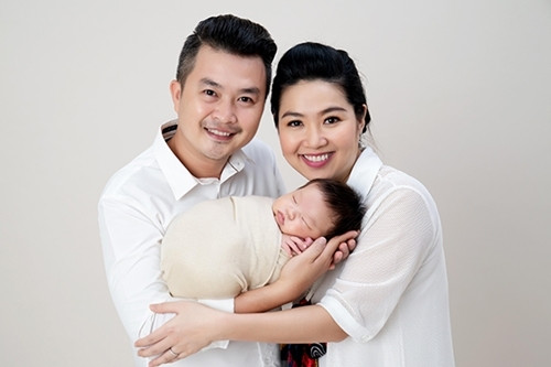 Vợ chồng Lê Khánh bên con trai Tuấn Kháng.