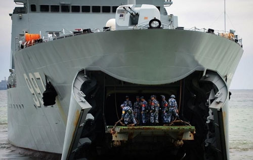 Thiết giáp Trung Quốc rời tàu đổ bộ trong cuộc diễn tập năm 2015. Ảnh: ENCS.