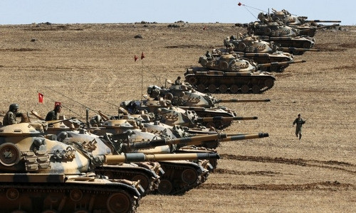 Xe tăng Thổ Nhĩ Kỳ triển khai gần biên giới Syria. Ảnh: AFP.