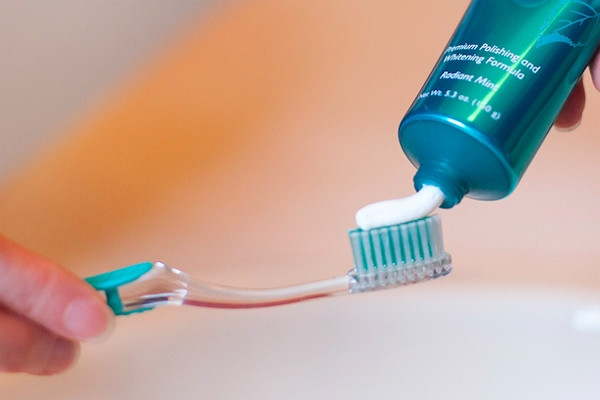 Sử dụng kem đánh răng có chứa sodium lauryl sulfate Theo nhiều nghiên cứu đây là thành phần này có thể kích ứng khiến đôi môi khô và nứt nẻ. Nếu bạn đang khó chịu với đôi môi nứt nẻ do kem đánh răng, hãy thử chuyển đổi kem đánh răng khác.