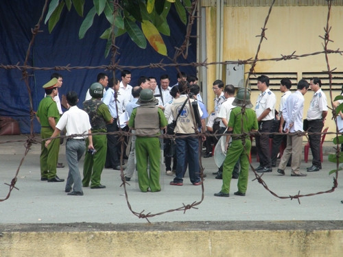 Cảnh sát và lực lượng chức năng được huy động để bảo vệ buổi thi hành án cuối năm 2013. Ảnh: Nguyệt Triều.