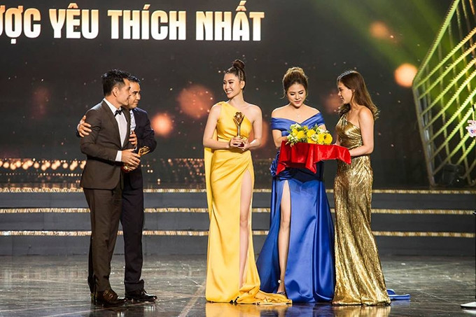 Trung Dũng và Thúy Ngân cùng nhận giải Mai Vàng do hạng mục diễn viên được yêu thích năm 2018.
