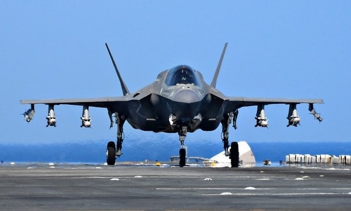 Chiếc F-35B Mỹ với 4 quả bom và hai tên lửa đối không dưới cánh. Ảnh: US Navy.