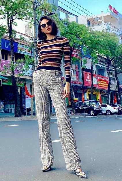Đặng Văn Lâm, Tiểu Vy khoe street style độc lạ ngày đầu năm  - 9