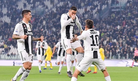 Ronaldo ăn mừng bàn mở tỷ số cùng Dybala