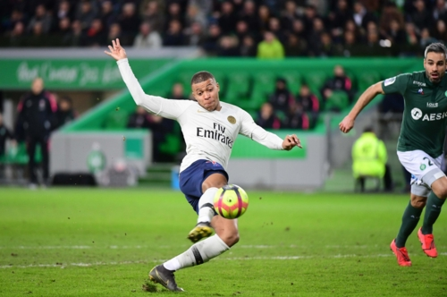 Mbappe ghi bàn với một cú quăng chân đá nối đẳng cấp. 