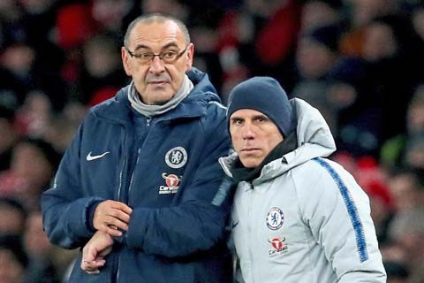 Zola (phải) hoặc Lampard có thể thay thế Sarri dẫn dắt Chelsea