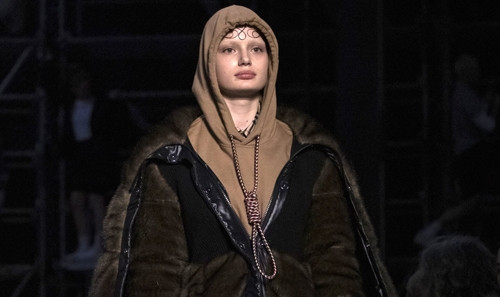 Người mẫu mặc thiết kế gây tranh cãi của Burberry tại tuần lễ thời trang London. Ảnh: Vianney Le Caer (AP).