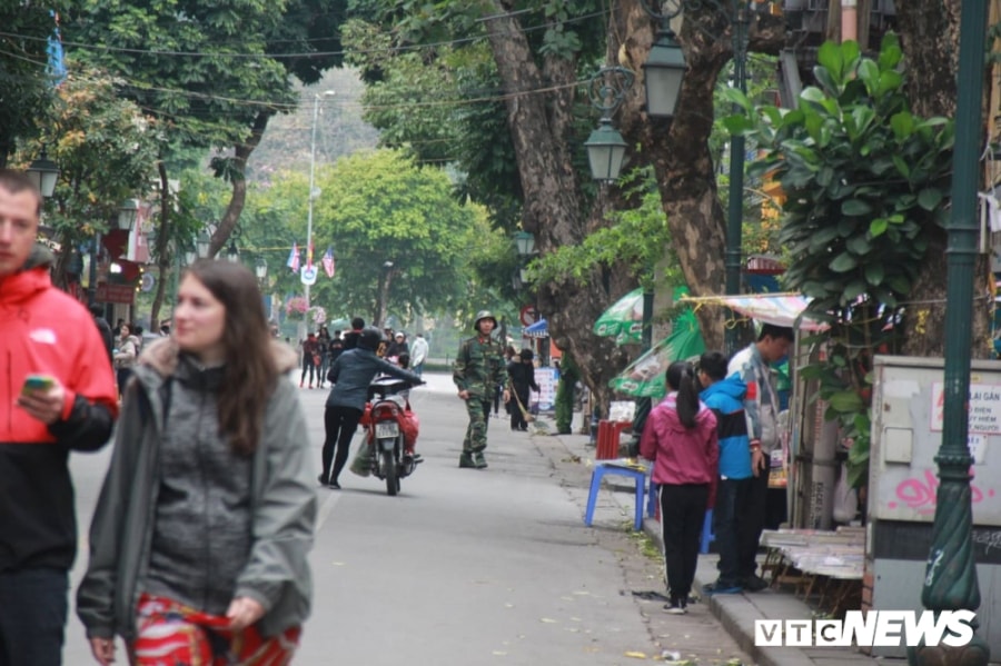 Anh: Cong binh kiem tra an ninh, do min o 2 khach san tung don Tong thong My tai Ha Noi hinh anh 16