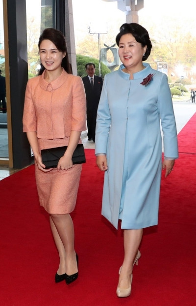 Các chuyên gia nhận xét phu nhân Triều Tiên sở hữu nhiều bộ cánh sành điệu không kém các đệ nhất phu nhân trên thế giới. Thời trang của cô còn được ví với công nương Kate Middleton.