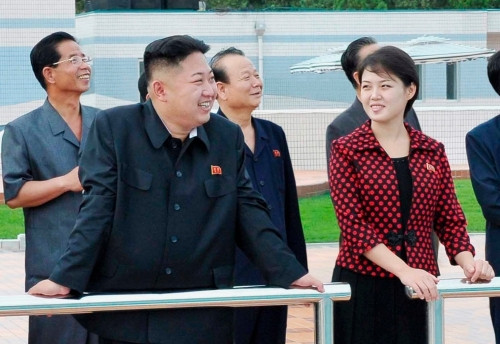 Cũng theo trang tin này, Kim Jong-un và vợ yêu thích cho các mặt hàng ngoại nhập xa xỉ. Phu nhân Ri từng sử dụng sản phẩm của Valentino, Dior, Tiffany và Movado.