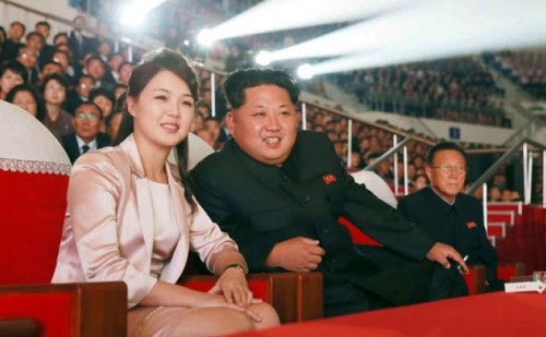 Vợ chồng Kim Jong-un theo dõi buổi biểu diễn ca nhạc kỷ niệm 72 năm thành lập đảng Lao động năm 2015. Phu nhân mặc váy suit màu be satin, trang điểm tự nhiên.