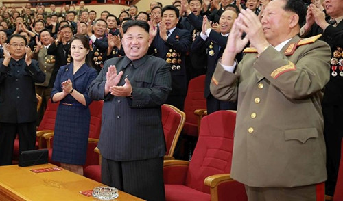 Phu nhân Ri Sol-ju mặc váy kẻ xanh thẫm, nhấn bằng thắt lưng nhỏ ở eo khi tham dự bữa tiệc chúc mừng thành công của vụ thử bom hạt nhân hồi tháng 9/2017.