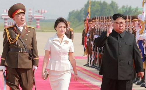 Vợ ông Kim Jong-un ghi điểm với váy suit trắng. Kiểu áo peplum giúp cô tôn eo và hông.