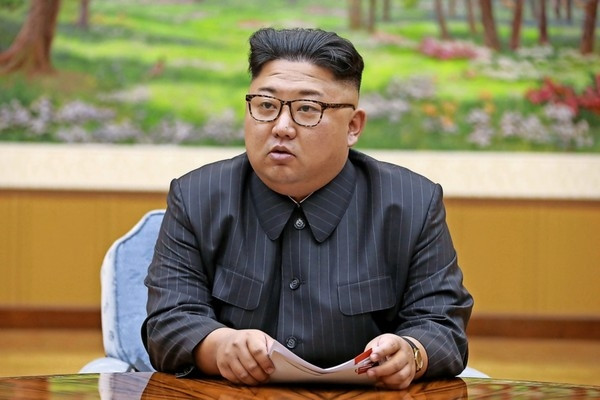 Kiểu trang phục kín cổng cao tường, thanh lịch được may gọn gàng của nhà lãnh đạo Triều Tiên