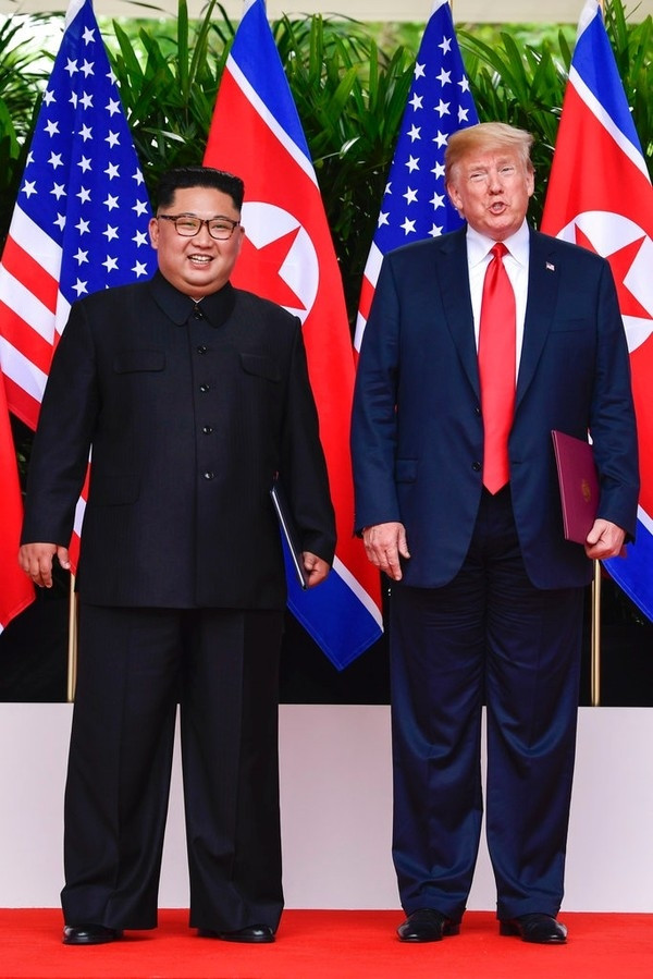 Trong cuộc gặp lịch sử với Tổng thống Mỹ Donald Trump tại Singapore ngày 12/6/2018, ông Kim Jong-un mặc bộ quần áo theo “kiểu Mao Trạch Đông”, mang giầy đế cao và giữ nguyên kiểu tóc truyền thống được cắt cao