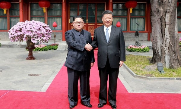 Vị chủ tịch đất nước Cộng hòa Dân chủ Nhân dân Triều Tiên Kim Jong Un trong bộ trang phục khaki quyền lực đặc trưng thường thấy tại các sự kiện ngoại giao.