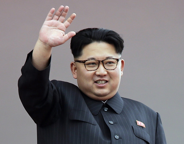 Thời gian gần đây, mỗi lần xuất hiện trước truyền thông, chủ tịch Kim Jong-un thường đeo cặp kính gọng sừng.