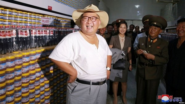 Đợt mùa hè nắng nóng, vị chủ tịch Triều Tiên đã thay đổi phong cách thời trang của mình khi ông chọn cho mình chiếc áo phông ngắn tay màu trắng, quần xám rộng và một chiếc mũ rộng vành màu be.