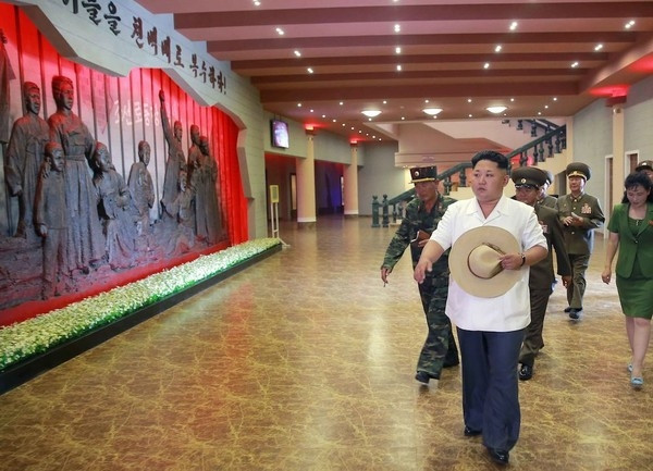 Có thời gian , ông Kim dường như cởi bỏ chiếc áo khoác kiểu Mao Trạch Đông, chỉ mặc áo trắng ngắn tay. Ông có vẻ chuộng những chiếc áo sơ mi ngắn tay vải linen sáng màu, mũ cói phớt và quần ống rộng suông dài.